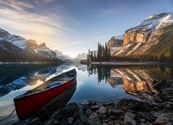 Kanada, Alberta, Park Narodowy Jasper, Jezioro, Maligne Lake, Wyspa Duchów, Chmury, Drzewa, Góry, Kajak