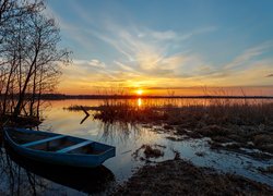 Jezioro, Łódka, Drzewa, Zachód słońca