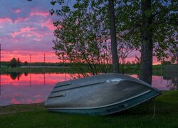 Zachód słońca, Różowe, Niebo, Jezioro, Sand Lake, Łódka, Drzewa, Trawa, Wisconsin, Stany Zjednoczone