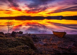 Łódka na brzegu jeziora w szwedzkiej gminie Arjeplog