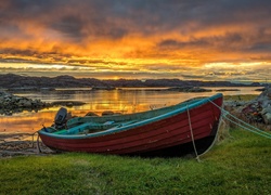 Łódka na brzegu Morza Północnego w okręgu Rogaland
