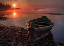 Łódka na brzegu rosyjskiego jeziora Ziuratkul
