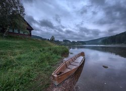 Łódka, Skarpa, Drewniany, Dom, Drzewo, Wieś Kyn, Rzeka Czusowaja, Kraj Permski, Rosja