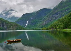 Góry, Fiord, Lustrafjorden, Wodospady, Mgła, Łódka, Skjolden, Hrabstwo Vestland, Norwegia