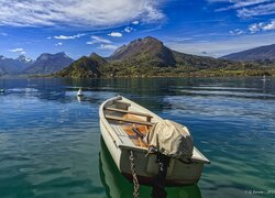 Łódka na jeziorze Annecy