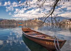 Jezioro, Bled Lake, Łódka, Góry, Alpy Julijskie, Drzewa, Domy, Słowenia