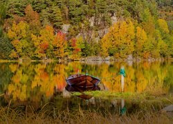 Łódka na jeziorze jesienną porą