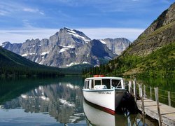 Łódka na jeziorze Josephine Lake z widokiem na Mount Gould