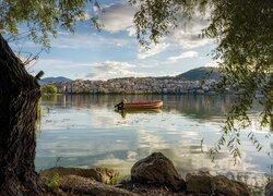 Łódka na jeziorze Orestiada z widokiem na miasto Kastoria w Grecji