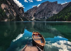 Włochy, Dolomity, Tyrol Południowy, Jezioro Pragser Wildsee, Góra Seekofel, Drzewa, Łódka, Drewniane, Schodki