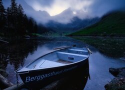 Łódka na jeziorze Seealpsee w Szwajcarii