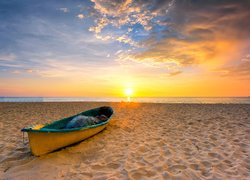 Łódka na piaszczystej plaży