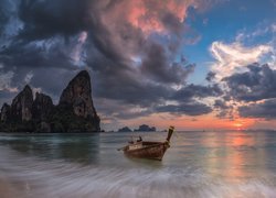 Plaża Railay, Prowincja Krabi, Tajlandia, Zachód słońca, Morze Andamańskie, Łódka, Skały