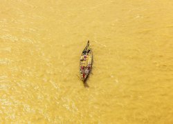 Łódka na żółtej wodzie
