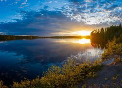 Jezioro Kitka, Łódka, Wieczór, Niebo, Chmury, Zachód słońca, Kuusamo, Finlandia