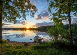 Zachód słońca, Łódka, Drzewa, Rzeka Oulujoki, Oulu, Finlandia