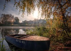 Łódka pod brzozami nad rzeką Szochonka