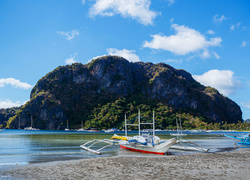 Łódka przy brzegu filipińskiej plaży czeka na turystów