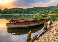 Łódka przy brzegu jeziora w norweskiej gminie Sarpsborg