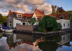 Łódka przy domu nad kanałem w Holandii
