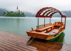 Słowenia, Jezioro, Bled, Pomost, Łódka, Wyspa Blejski Otok, Kościół Zwiastowania Marii Panny, Góry Alpy Julijskie, Lasy, Mgła