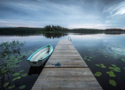 Łódka przy pomoście na jeziorze Muskan Lake