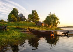 Rosja, Karelia, Obwód archangielski, Park Narodowy Wodołozierski, Rzeka, Pomost, Łódki, Wzgórze, Cerkiew, Dom, Drzewa, Trawa, Poranek
