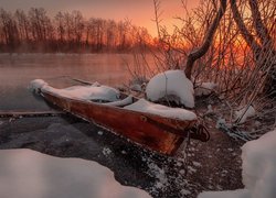 Zima, Jezioro, Drzewa, Łódka, Śnieg, Zachód słońca