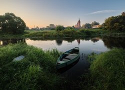 Rzeka, Łódka, Trawa, Kościół, Domy, Drzewa, Wioska