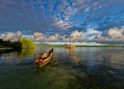 Łódka w zatoce na indonezyjskiej wyspie Halmahera