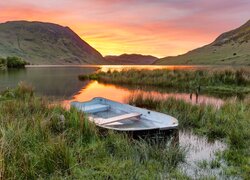 Park Narodowy Lake District, Góry, Jezioro, Crummock Water, Łódka, Szuwary, Anglia