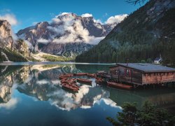 Łódki i dom na pomoście na jeziorze Pragser Wildsee