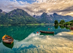 Norwegia, Góry, Jezioro Oppstrynsvatn, Łódki, Chmury, Dom, Drzewa