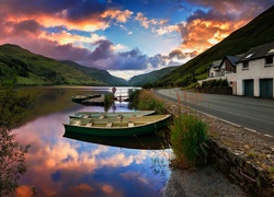 Łódki i domy przy brzegu walijskiego jeziora Tal-y-llyn Lake