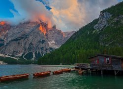 Łódki i drewniany domek na jeziorze Pragser Wildsee