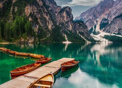 Łódki i pomost na jeziorze Pragser Wildsee