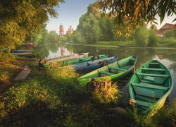 Łódki na brzego rzeki Trubezh River w Rosji