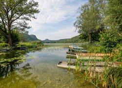 Jezioro Barterand, Łódki, Brzeg, Drzewa, Góry, Miejscowość Pollieu, Francja