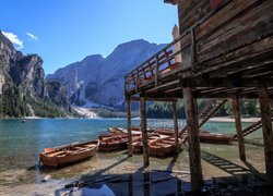 Włochy, Południowy Tyrol, Jezioro Pragser Wildsee, Lago di Braies, Góry, Dolomity, Drewniany, Domek, Łódki