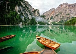 Włochy, Jezioro Pragser Wildsee, Tyrol, Góry, Dolomity, Pomost, Łódki