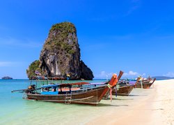 Lato, Plaża, Phra Nang Beach, Zatoka, Morze, Łódki, Wysepki, Skały, Drzewa, Prowincja Krabi, Tajlandia