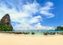 Morze Andamańskie, Plaża Railay Beach, Skały, Prowincja Krabi, Tajlandia, Drzewa, Łódki, Chmury