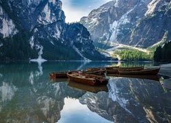 Łódki na jeziorze Pragser Wildsee we włoskich Dolomitach