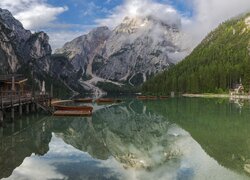 Włochy, Jezioro, Pragser Wildsee, Lago di Braies, Góry, Dolomity, Łódki, Drzewa, Chmury, Odbicie