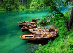 Łódki na jeziorze Pragser Wildsee we włoskim Tyrolu