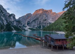 Łódki na jeziorze Lago di Braies we włoskich Dolomitach