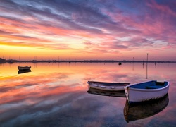 Łódki na jeziorze o świcie