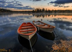 Łódki na jeziorze o zachodzie słońca