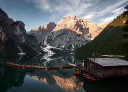 Włochy, Jezioro Pragser Wildsee, Lago di Braies, Góry Dolomity, Pomost, Drewniany, Domek, Łódki