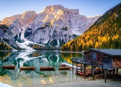 Włochy, Południowy Tyrol, Jezioro, Pragser Wildsee, Lago di Braies, Drzewa, Lasy, Góry, Dolomity, Drewniany, Domek, Łódki